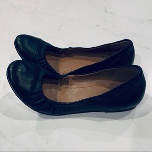 Vince Camuto 8 black flats